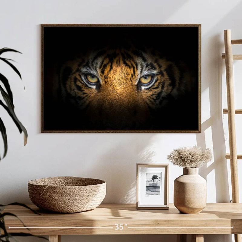 Tigre féroce, 25 po x 17 po, Cadre flottant en noyer