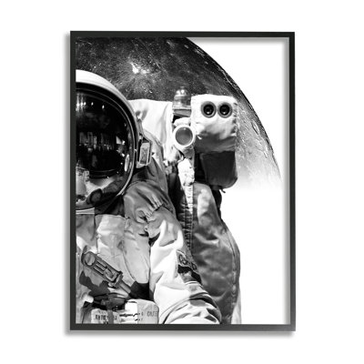 Monogramme de l'astronaute lointain sur la planète Outer Space par Brandon Wong - photographie à cadre flottant sur bois