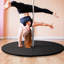 Tapis de pole dance pliable, 5 cm d'épaisseur, 1,5 m de large, noir. Fabriqué en mousse. Housse imperméable. Compatible avec plusieurs bases. Parfait pour les danseuses débutantes à domicile. Dimensions : 1 x 1,5 m. Tapis noir. Grande durabilité. Résistant à diverses utilisations.
