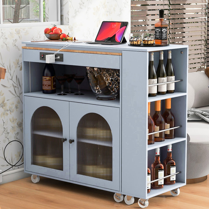 Îlot de cuisine avec plateau de table allongé, portes en verre cannelé, lumières à DEL, prise électrique et construction robuste, table moderne bleue, douilles, portes au look élégant,