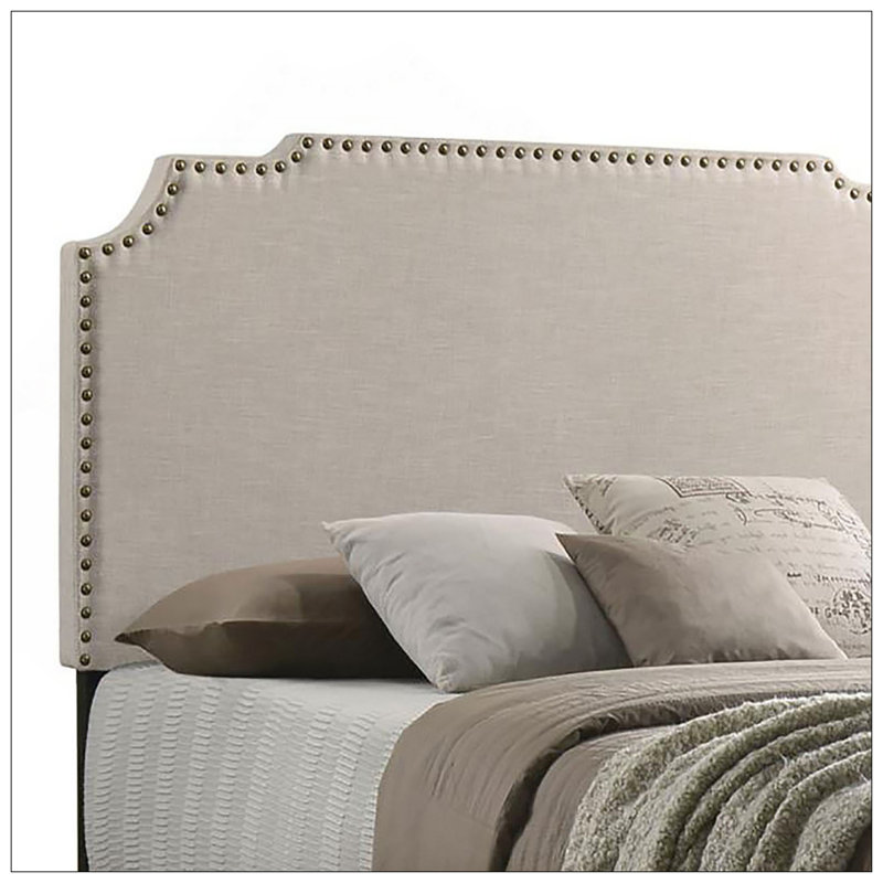Lit à panneau avec garniture cloutée, glamour d'inspiration Art déco et sophistication moderne pour les chambres contemporaines.