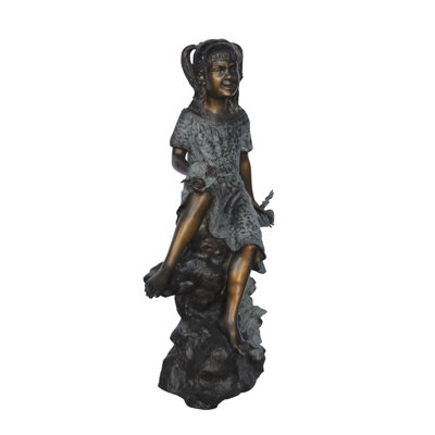 Statue en bronze Maude, fille sur un tronc d'arbre tenant des fleurs - Taille: L 26 po x l 11 po x H 36 po.