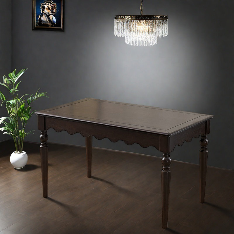 Table de salle à manger en bois de frêne massif au design élégant.