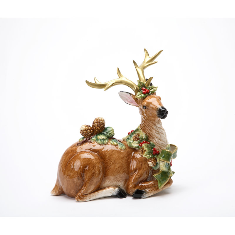 Figurine de renne avec cônes de pin