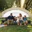 Banc pliant à six places avec parasol, poches de rangement, porte-gobelets et protection solaire complète, sièges confortables pour les activités de plein air, 6 sièges portatifs, pochettes, conception unique, aucun assemblage requis
