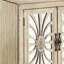 Console rectangulaire avec finition blanche antique et portes en miroir au design élégant