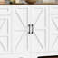 Buffet blanc à six portes de style campagnard avec deux tablettes réglables.