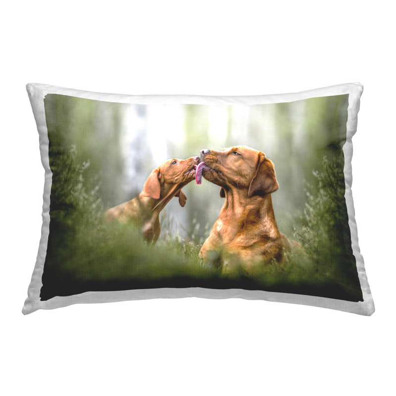 Coussin décoratif imprimé chiots jouant dans la forêt par Natalie Grosse
