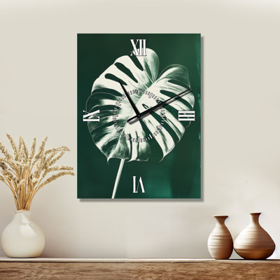 Horloge murale tropicale Monstera in Emerald Shadow I, imprimée sur métal