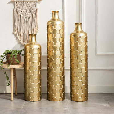 Ensemble de 3 grands vases de plancher cylindriques avec finition martelée dorée et cols entonnoirs, fabrication en aluminium robuste d'une hauteur de 34,25 po pour le décor d'un vestibule de salon