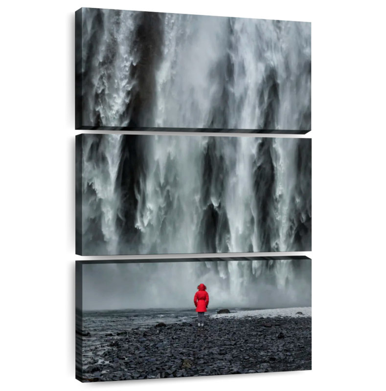 Alvord, femme seule à la cascade de Skogafoss en Islande, H 50 po x l 32 po