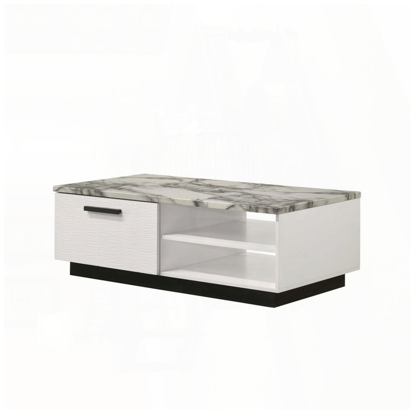 Table basse blanche avec plateau en faux marbre, tiroir et tablettes ouvertes