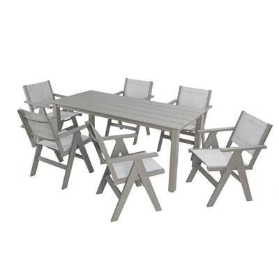 Une table de salle à manger en imitation bois texturée en bois, simple mais avec une sensation de haute qualité. Il a un petit plateau de table et est parfait pour les pique-niques en plein air. Couleur gris clair, 68,9 pouces de long