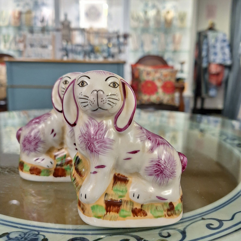 Petite paire de figurines de style lapin rose Staffordshire, Rose / Blanc / Beige