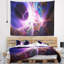 Motif abstrait mauve brillant sur tapisserie noire-28496143