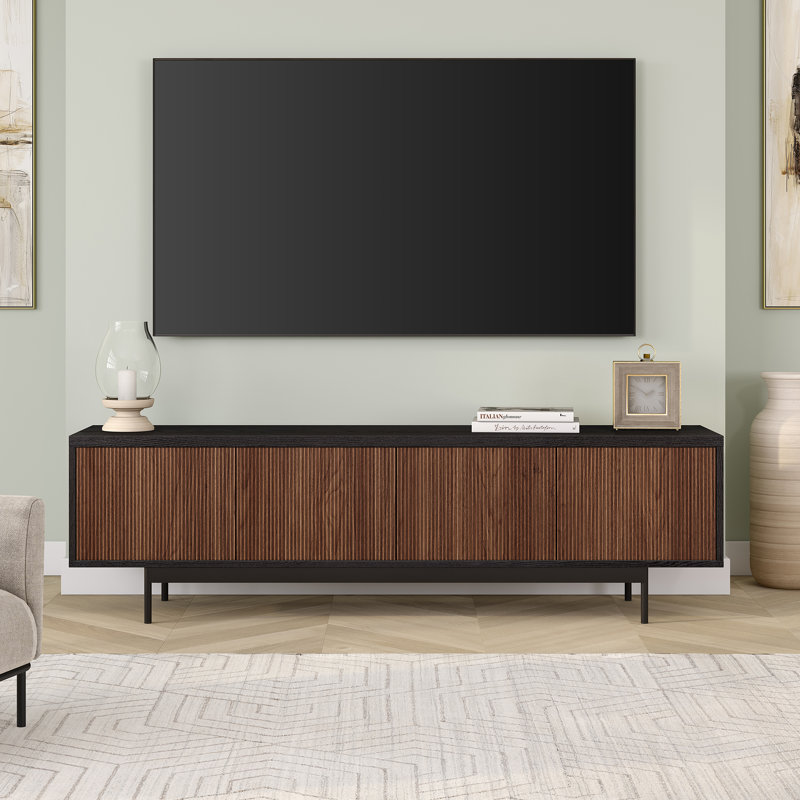 Meuble télé 70 po pour téléviseur de 75 po ou moins avec portes cannelées, rangement et gestion des câbles - Console média Mid-Century moderne grain de bois noir / noyer satiné pour le salon | Whitman