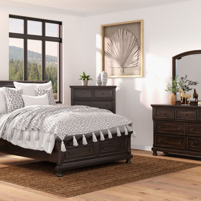Commode à sept tiroirs au fini cerisier foncé, parfaite pour le rangement organisé et l'élégance intemporelle dans n'importe quelle chambre à coucher.