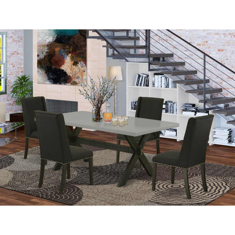 L'ensemble 5 pièces de table et chaises de cuisine comprend une table de salle à manger rectangulaire avec pieds en X et 4 chaises de salle à manger Parson en tissu noir, noir brossé