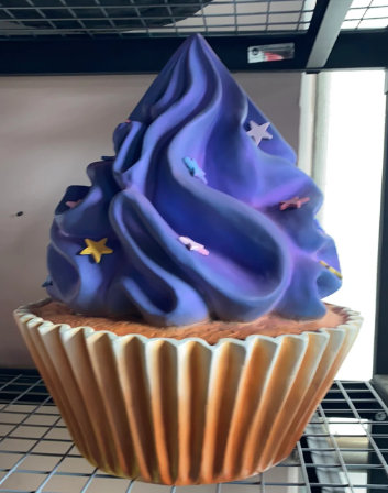 Statue petit gâteau Brookestead avec étoiles surdimensionnées, Mauve / Brun