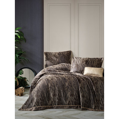 Elegant Jacquard Double Bedspread Set, 100% Polyester, 102.4 x 98.4 | Includes 2 Pillowcases (19.7 x 27.6) & 1 Cushion Cover (7.9 x 15.7) | Machine Washable, Envelope Closure, Rich Brown Color | Perfect for Cozy Bedrooms