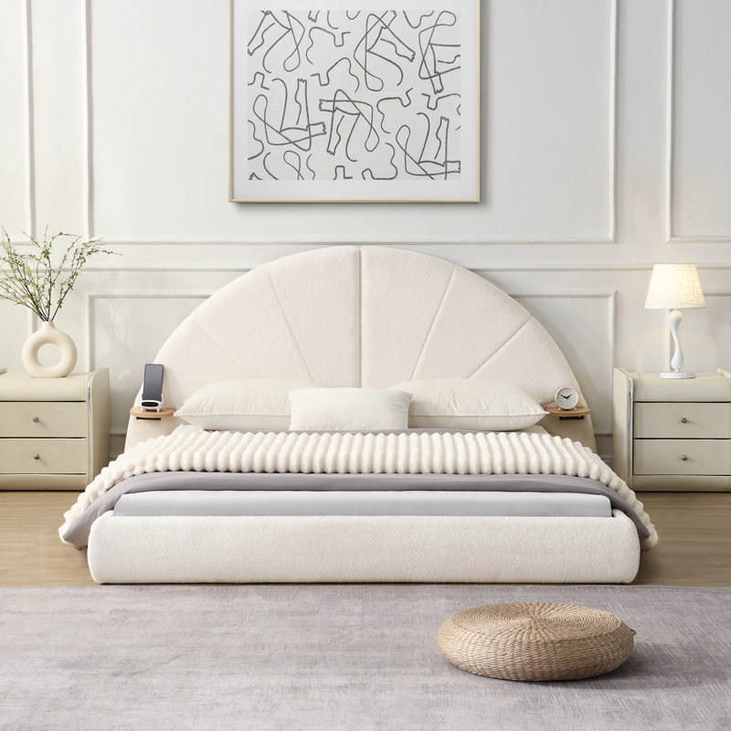 Lit arqué exquis avec petite table pratique et grand lit - Un mélange parfait pour une chambre à coucher élégante et fonctionnelle