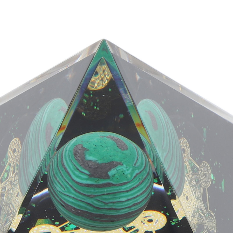 Ornement en forme de pyramide de cristal de 6 cm fabriqué à la main