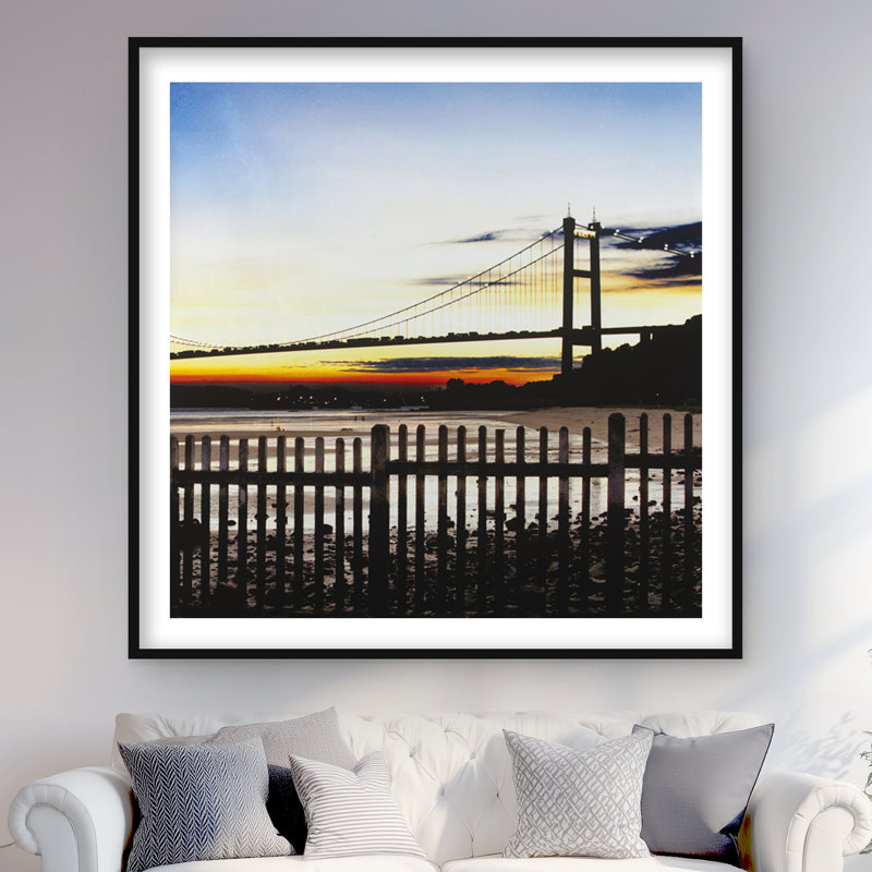Pont par Sunset - reproduction encadrée bleue avec passe-partout pour la décoration intérieure