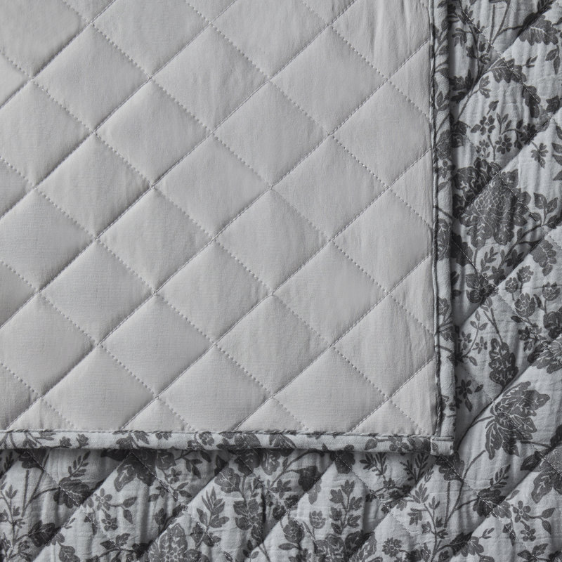 Ensemble de courtepointe à motif floral en gaze 3 pièces Détails par Becki Owens Juan, Gris