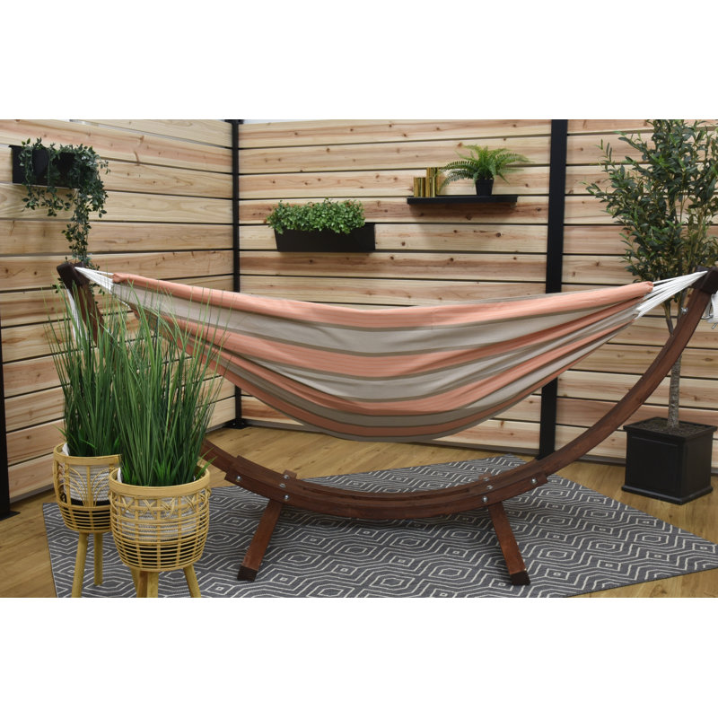 Hamac double avec support arqué en pin massif Holyoke Vivere - Offert en tissu Sunbrella ou en coton, Camée