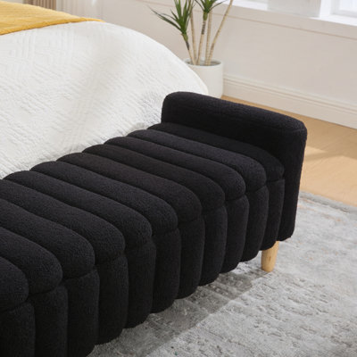 Banc de bout de lit moderne rembourré avec accoudoirs et pieds en bois massif