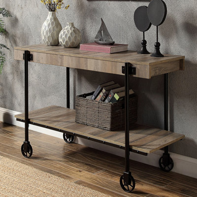 Console de style industriel avec bois répliqué et tablette inférieure ouverte dans un cadre en acier naturel
