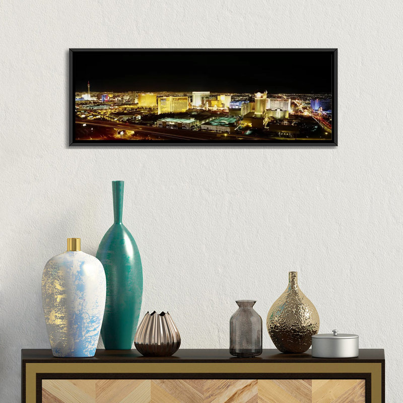 Bâtiments illuminés la nuit, Las Vegas, Nevada - reproduction de photo panoramique sur toile tendue, Toile avec cadre noir