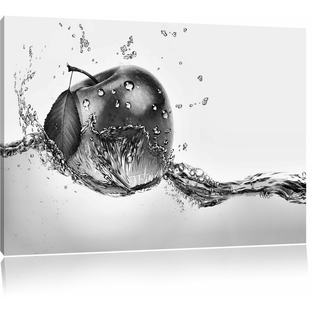 Leinwandbild Köstlicher Apfel fällt ins Wasser in Monochrom