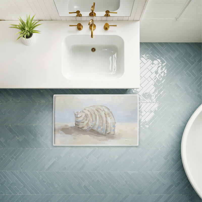 Tapis de bain rond en forme de coquillage sur le rivage par Jetty Home, LLC, Coquillage rond sur la côte