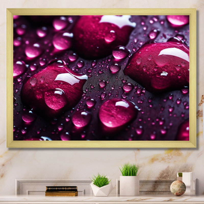 Rose rouge avec gouttes de pluie sur fond noir VI sur toile, H 30 po x l 40 po x P 1,5 po, Encadrement doré