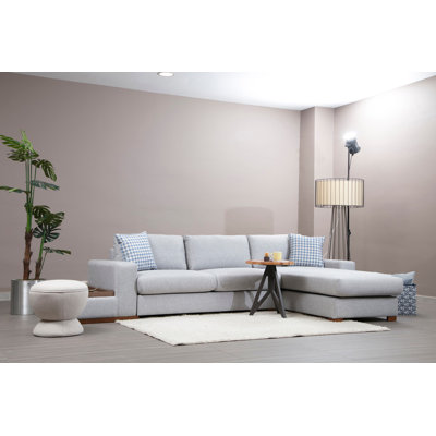 Élégant canapé d'angle avec structure en bois de hêtre, tissu 100% polyester gris clair | Dimensions: 130,3 po x 76,4 po x 33,5 po | Comprend 2 coussins portables (17,7 po x 17,7 po) | Pieds en noyer durable | Design scandinave pour espaces de vie modernes