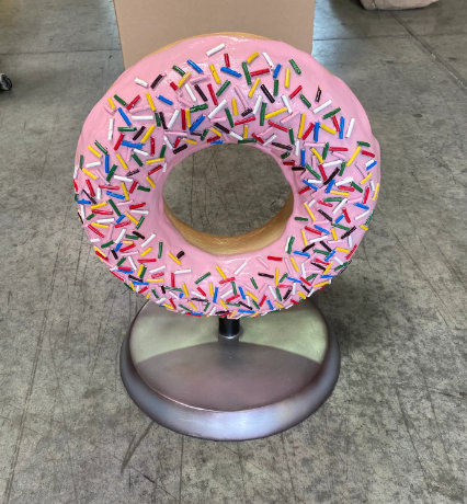 Statue de beignet surdimensionné rose Jadeth