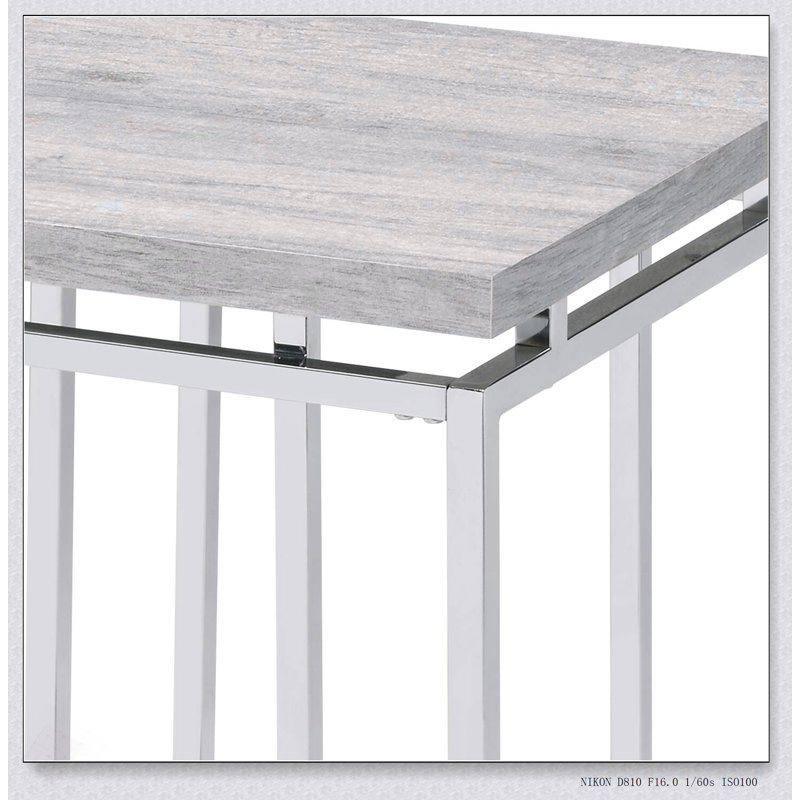 Table de bout en chêne naturel et chrome avec base en métal, parfaite pour les espaces de vie modernes et fonctionnels.