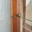 Vitrine lumineuse avec tablettes réglables et dossier en miroir pour mettre en valeur diverses collections avec style-531522625