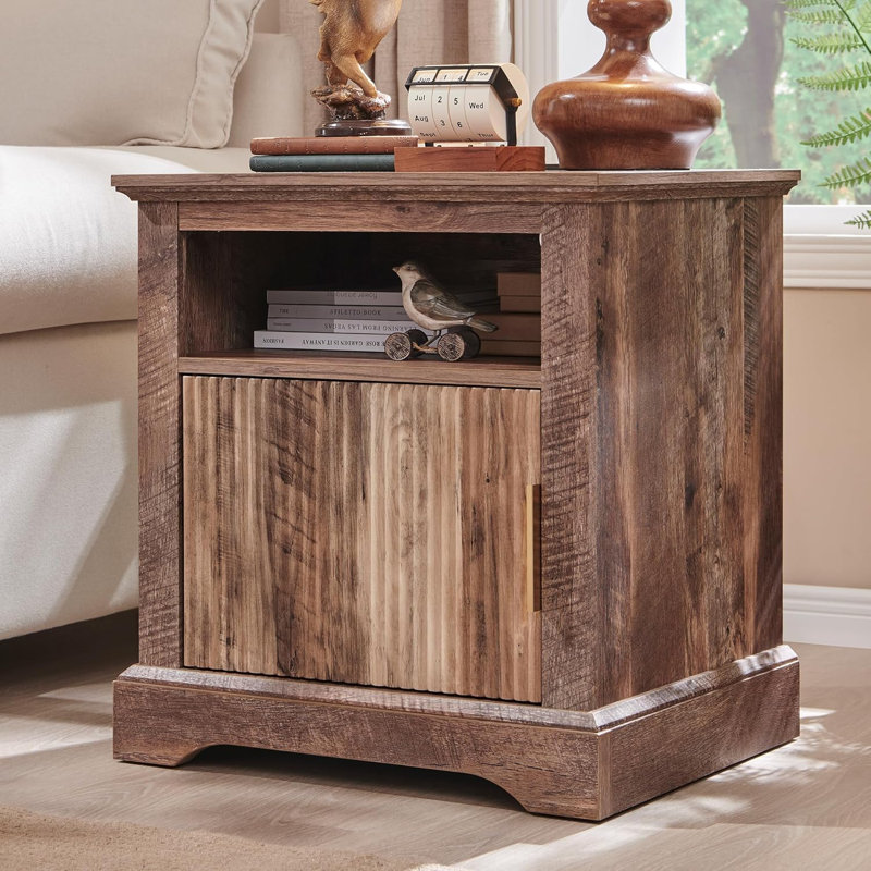 Table de chevet cannelée avec station de charge, grande table d'appoint moderne de 22 po, table de bout en bois avec tablette ouverte et plateau de table spacieux