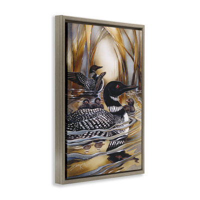 Cadre flottant Loon Family parmi les ondulations de l'étang, design par Jody Bergsma