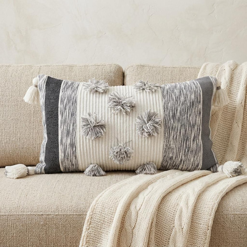 Coussin lombaire 14 po x 24 po à rayures blanches et grises en mélange de coton avec pompons et pompons