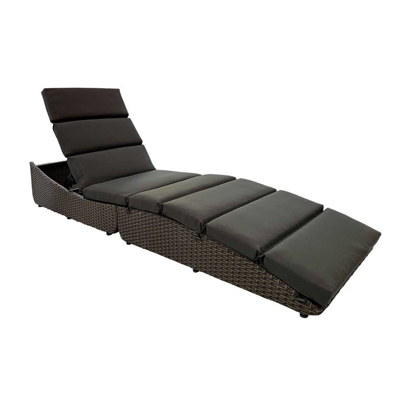Chaise longue 79 po en osier et coussins gris foncé