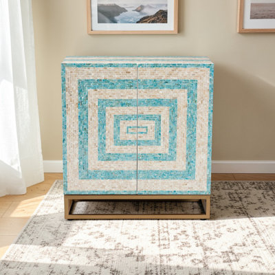 Armoire bohème Cayde beige et bleue bicolore avec détails complexes en nacre et détails en métal doré