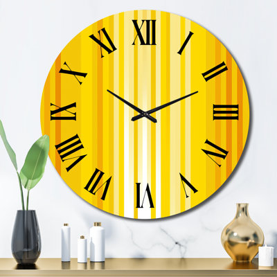 Horloge murale en métal jaune