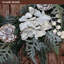 Couronne de Noël - Vert et blanc - Couronne de pin scintillante avec hortensias en soie métalliques, pommes de pin et baies blanches mélangées à du cyprès, du cèdre et de l'épinette pour la porte d'entrée, le porche, le manteau de cheminée ou le décor de la cheminée