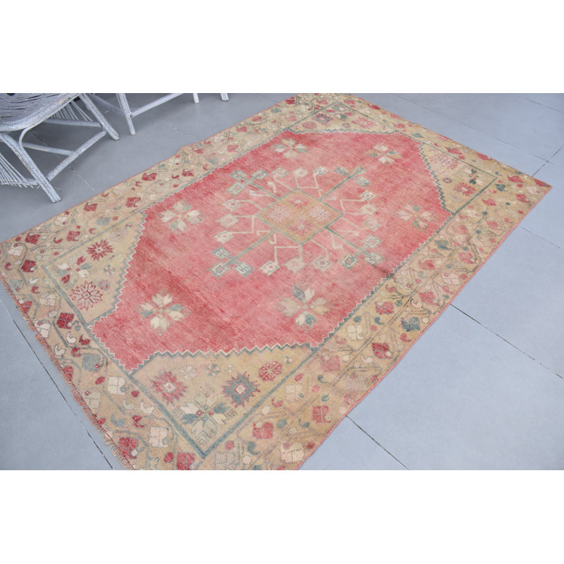 Tapis turc en laine tissé à la main avec motifs géométriques rouges discrets pour une décoration intérieure unique