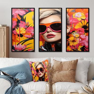 Glam Floral Portrait de femme avec lunettes de soleil I - Accessoires de mode, art mural