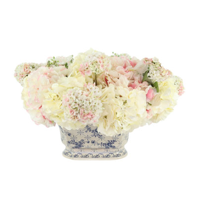 Hortensias et viburnum dans un vase décoratif