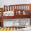 Lit plateforme simple en pin et noyer avec barrières de sécurité latérales et deux grands tiroirs de rangement, fini lisse, construction robuste, 8 lattes en bois massif, meuble gain de place pour la chambre